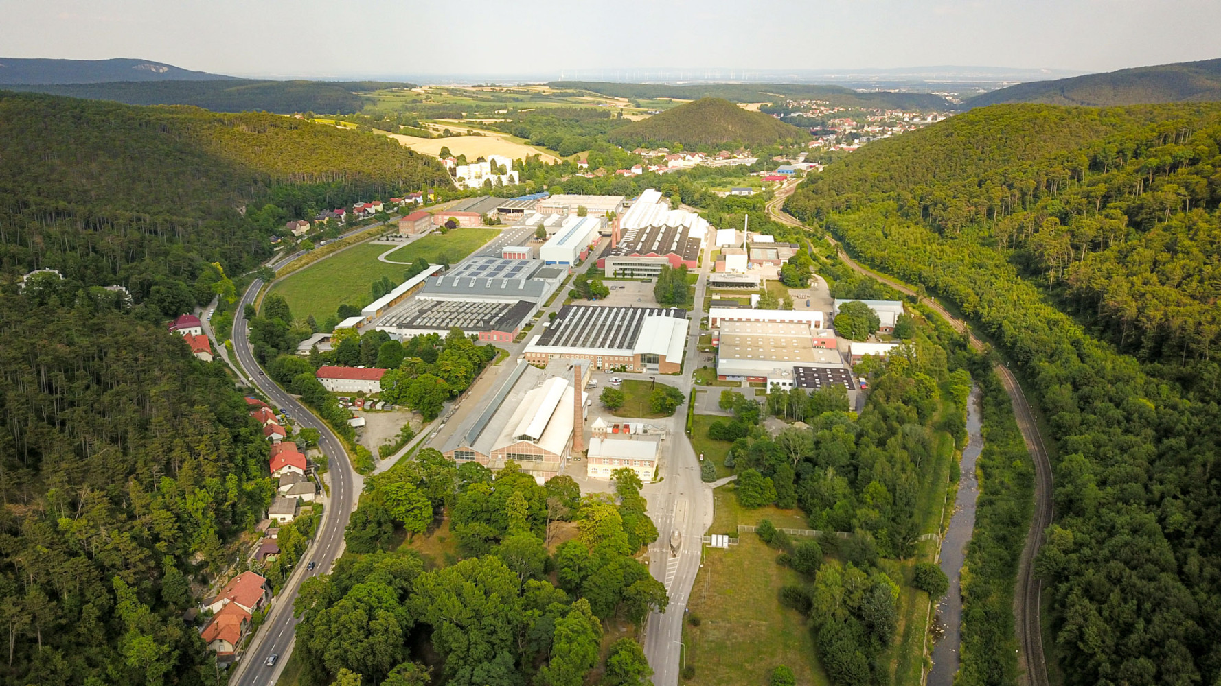 Luftaufnahme der Büro- und Industrie-Gebäude auf dem Unternehmensareal von Berndorf in Niederösterreich